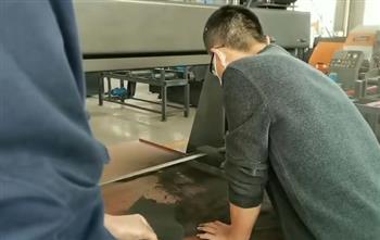 客戶驗收橫向平切帶鋸床，試切石墨